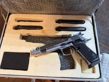 Vendo Bernardelli Practical VB, calibre 9mm, no sé mucho del arma porque es de un amigo y me pidió anunciarla, 00