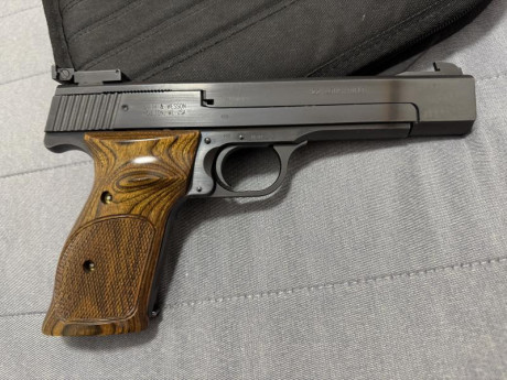 Buenas tardes Smith Wesson modelo 41, .22lr precio 1300 euros un saludo. 02