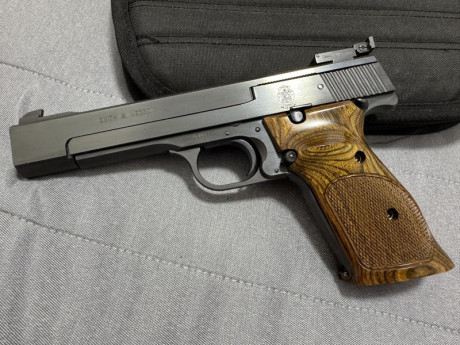 Buenas tardes Smith Wesson modelo 41, .22lr precio 1300 euros un saludo. 01
