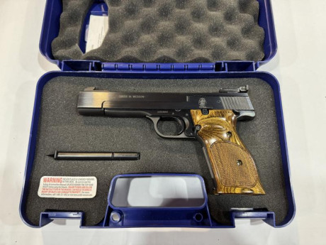 Buenas tardes Smith Wesson modelo 41, .22lr precio 1300 euros un saludo. 00