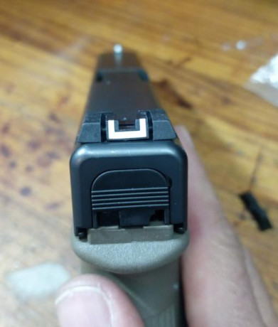 Tengo una Glock 19 verde que, apuntando a la base tira al centro. Cuando tiro a una dina es perfecto paro 00