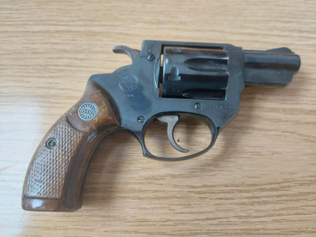 Compañero vende Revolver Astra 680 de 2 pulgadas del 38 Spl, sólo guiarle con licencias A o B, este arma 01