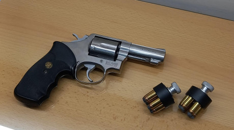 Buenas, un amigo vende revolver s&w 
Calibre 357
Tres pulgadas 
Dos cargadores 
Guiado A, 
Precio 02