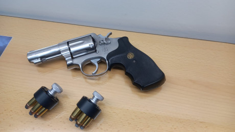 Buenas, un amigo vende revolver s&w 
Calibre 357
Tres pulgadas 
Dos cargadores 
Guiado A, 
Precio 01