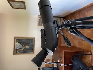 Telescopio Bushnell ELITE 20-60x80 con el ocular acodado a 45º. Equipado con lentes ED de muy baja dispersión.
Prismas 02