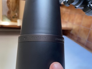 Telescopio Bushnell ELITE 20-60x80 con el ocular acodado a 45º. Equipado con lentes ED de muy baja dispersión.
Prismas 01