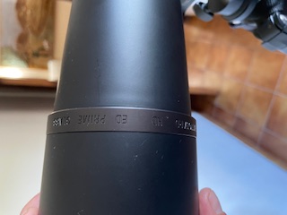 Telescopio Bushnell ELITE 20-60x80 con el ocular acodado a 45º. Equipado con lentes ED de muy baja dispersión.
Prismas 00