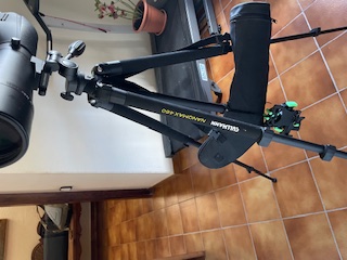 Telescopio Bushnell ELITE 20-60x80 con el ocular acodado a 45º. Equipado con lentes ED de muy baja dispersión.
Prismas 12