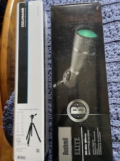 Telescopio Bushnell ELITE 20-60x80 con el ocular acodado a 45º. Equipado con lentes ED de muy baja dispersión.
Prismas 11