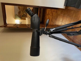 Telescopio Bushnell ELITE 20-60x80 con el ocular acodado a 45º. Equipado con lentes ED de muy baja dispersión.
Prismas 10