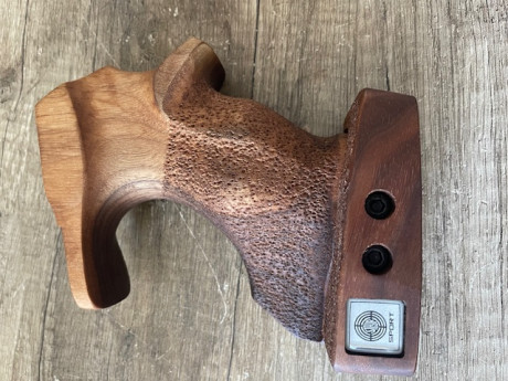 Vendo una empuñadura para pistola aire Steyr LP10/50. Prácticamente nueva
125 euros con portes incluidos 02