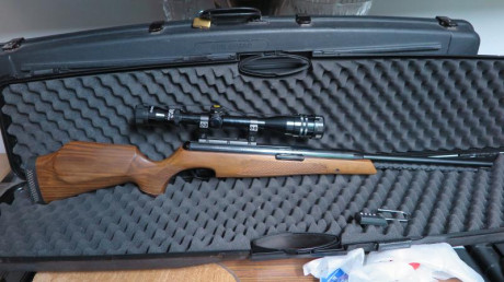 Se vende carabina Air Arms TX-200, calibre 4,5mm, potencia 15 julios, tirador zurdo culata de nogal, por 01