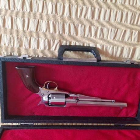 Se vende Revolver  de Uberti modelo Remington en acero  inox c l.44 estado impecable 380 € portes incluidos 01
