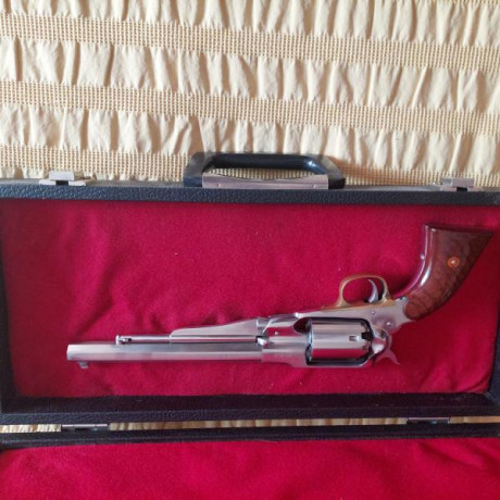 Se vende Revolver  de Uberti modelo Remington en acero  inox c l.44 estado impecable 380 € portes incluidos 00