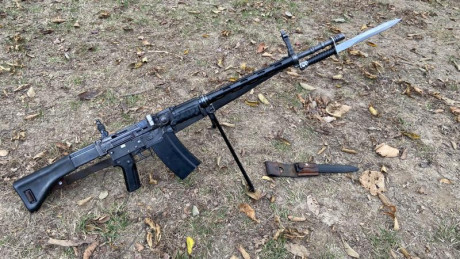 Bayoneta suiza para el fusil de asalto  STG-57  (Sturmgewehr 57), fabricada por Wenger.
El tahalí fue 50
