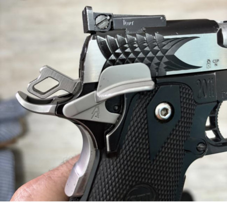 Magnífica pistola STI Apeiro cal 40 SW, bicolor. 
* 5 cargadores,( la pistola viene con un cargador ).
* 12