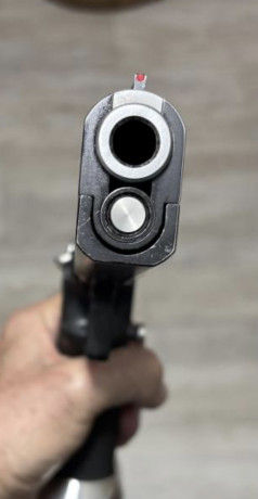 Magnífica pistola STI Apeiro cal 40 SW, bicolor. 
* 5 cargadores,( la pistola viene con un cargador ).
* 10