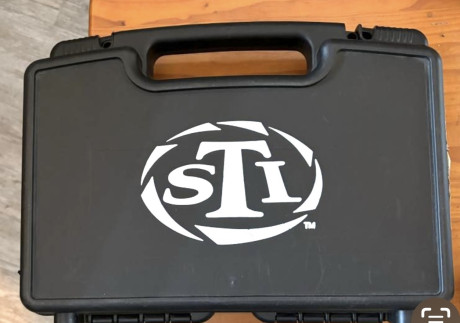 Magnífica pistola STI Apeiro cal 40 SW, bicolor. 
* 5 cargadores,( la pistola viene con un cargador ).
* 22