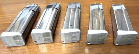 Magnífica pistola STI Apeiro cal 40 SW, bicolor. 
* 5 cargadores,( la pistola viene con un cargador ).
* 21