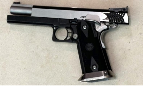 Magnífica pistola STI Apeiro cal 40 SW, bicolor. 
* 5 cargadores,( la pistola viene con un cargador ).
* 01
