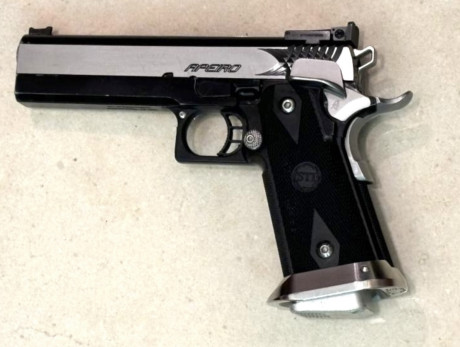Magnífica pistola STI Apeiro cal 40 SW, bicolor. 
* 5 cargadores,( la pistola viene con un cargador ).
* 00