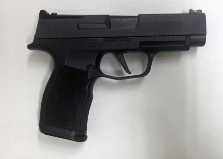 Calibre 9 mm, cargador de 12 cartuchos mas dos adicionales de 15.  En su maletín original. Regalo funda 01