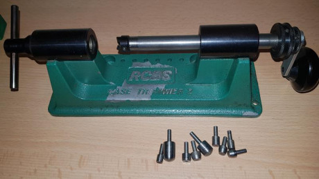 Vendo Rcbs recortador vainas Case Trimmer 2, usado. Está en buen estado, excepto la pintura. Con los pilots 00