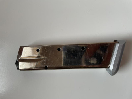 Se vede cachas extrem de aluminio prácticamente nuevas para tanfoglio largas 65€ y cargador con base de 02