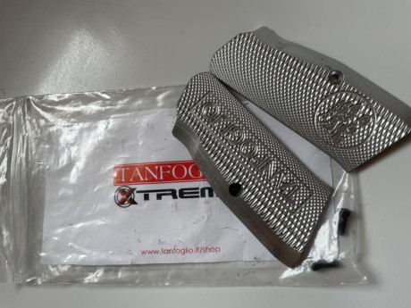 Se vede cachas extrem de aluminio prácticamente nuevas para tanfoglio largas 65€ y cargador con base de 00