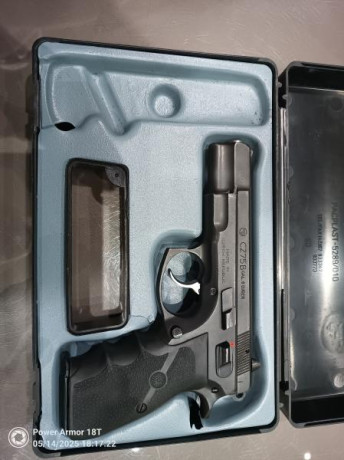 Hola amigos! ya que se muestran tantas armas buenas creo que a los propietarios de una cz 75 se nos tendría 160