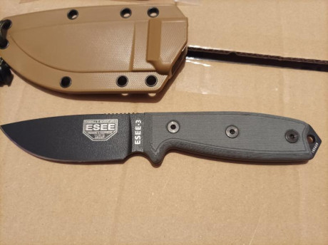 Hola vendo 2 cuchillos multiproposito uno marca Esee, modelos 3, de acero al carbono 1095 y uno de la 02