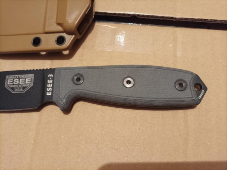 Hola vendo 2 cuchillos multiproposito uno marca Esee, modelos 3, de acero al carbono 1095 y uno de la 01