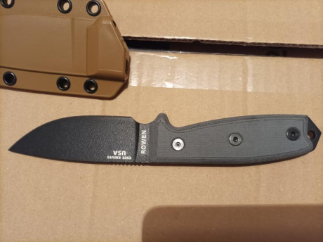 Hola vendo 2 cuchillos multiproposito uno marca Esee, modelos 3, de acero al carbono 1095 y uno de la 12