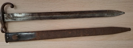 Totalmente por azar llegó a mis manos esta bayoneta de Mauser Argentino 1891. 
La pobre estaba colgada 01