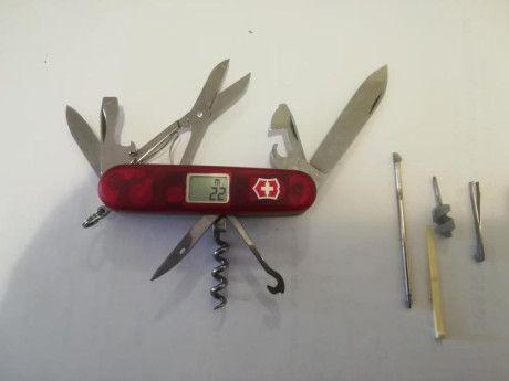 Pongo a la venta esta navaja Victorinox Altimeter. 
Es el primer modelo que salió con termómetro y altímetro 01