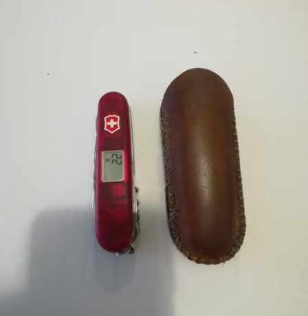 Pongo a la venta esta navaja Victorinox Altimeter. 
Es el primer modelo que salió con termómetro y altímetro 00