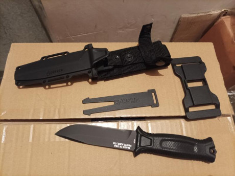 Hola vendo 2 cuchillos multiproposito uno marca Esee, modelos 3, de acero al carbono 1095 y uno de la 11