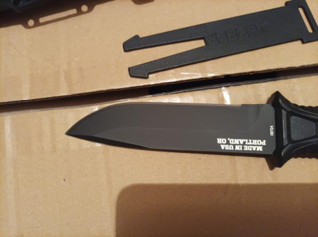 Hola vendo 2 cuchillos multiproposito uno marca Esee, modelos 3, de acero al carbono 1095 y uno de la 10
