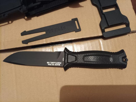 Hola vendo 2 cuchillos multiproposito uno marca Esee, modelos 3, de acero al carbono 1095 y uno de la 21