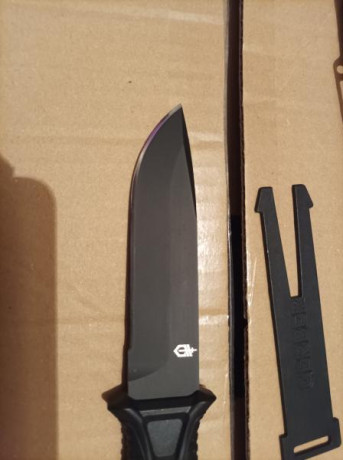 Hola vendo 2 cuchillos multiproposito uno marca Esee, modelos 3, de acero al carbono 1095 y uno de la 20