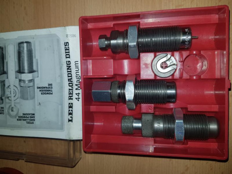vendo los siguientes juegos de dies. Son usados, yo no los he utilizado. Añado más juegos de dies.

Rcbs 70