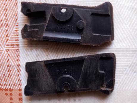 Cachas Astra 300 buen estado pequeña reparación en cacha derecha, 20 euros. En Barcelona entrego en mano. 01
