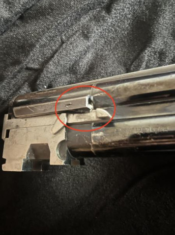 Buenos días a todos

Tengo una Lanber superpuesta que uso para el tiro al plato, y hace unos días al sacar 02