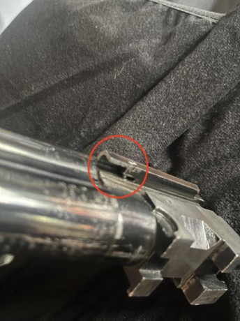 Buenos días a todos

Tengo una Lanber superpuesta que uso para el tiro al plato, y hace unos días al sacar 01