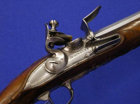 Voy a colocar unas fotos de un arma larga alemana de llave de mecha del siglo XVI. 171