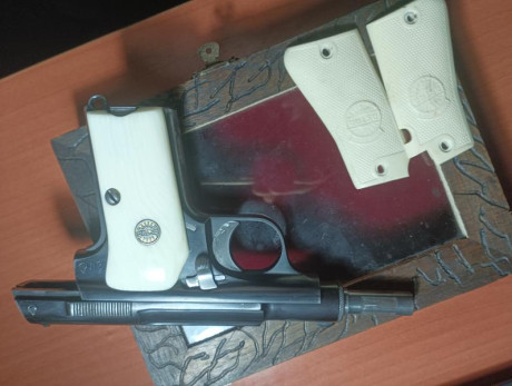 Vendo esta Astra 300 del año 1943 (letra Ñ) en excelente estado de pavon y estrias en calibre 7.65 . Adjunto 01