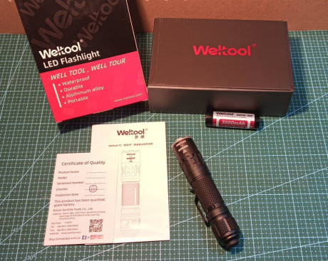 Vendo linterna WELTOOL T2 version Elegant Phanter, en estado nuevo, sólo estrenada, con una única carga 01