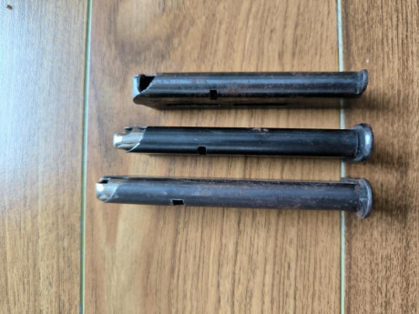 Pongo a la venta revisando armario estos tres cargadores y juegos de empuñaduras para pistolas Astra/Llama 02