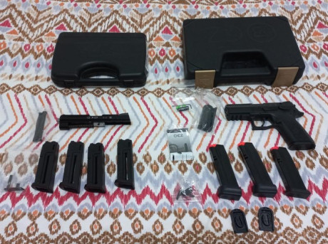 Vendo pistola CZ P07 calibre 9MM., con kit kadet específico para este modelo en cal. 22LR, comprada a 00