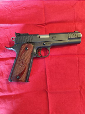 Vendo  extraordinaria 1911, STI TROJAN Cal.9 Pb de 5". 
Como extras, un punto de mira óptico , fiador 02